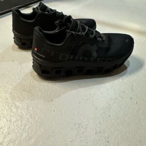 ON Running Cloudmonster shoes size 8 Great cond!